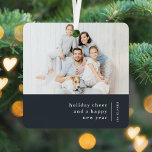 Weihnachtsfamilienportrait | Minimaler Kohlengräbe Ornament Aus Metall<br><div class="desc">Ein stilvolles, modernes Foto mit klassischem Typografie-Zitat "Feiertagsjubeln und ein glückliches neues Jahr" mit Trennlinie und Familienname mit vertikaler Textrichtung in Weiß. Das Design ist dunkelkohlegrau und in einem skandinavischen Design-Stil gestaltet. Das Foto, der Gruß und der Name lassen sich einfach an ein einzigartiges Design anpassen. Ein trendiges, minimalistisches und...</div>