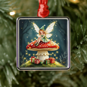 Weihnachtsfee auf einem Pilzhäuschen-Kern Ornament Aus Metall