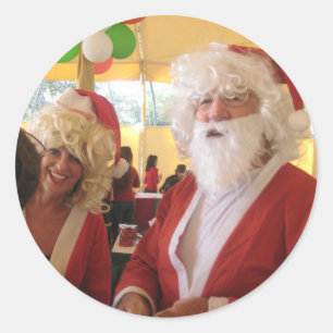 Weihnachtsfeier bei Santa & Mrs. Claus – Festlich Runder Aufkleber