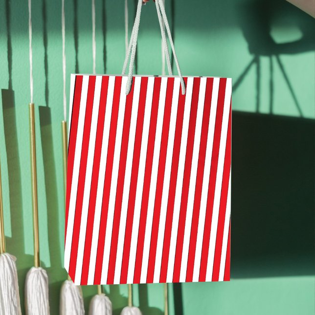 Weihnachtsfeiertag Einfach Rot Streifen festlich Mittlere Geschenktüte (Simple candy cane striped red and white gift bag.)