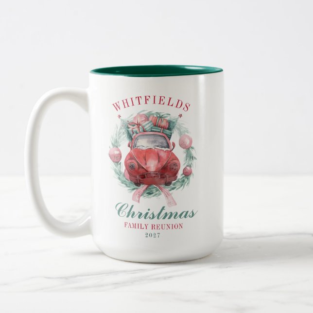 Weihnachtsfeiertag im Roten Auto - Feiertag Zweifarbige Tasse (Links)