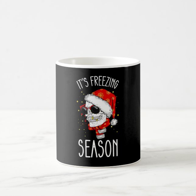 Weihnachtsfeiertag ist die Wintersaison. Kaffeetasse (Mittel)
