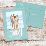 Weihnachtsfeiertag Joy Foto Simple Beach Budget Feiertagspostkarte<br><div class="desc">Dieses Design zeigt Weihnachts-Weihnachtsfeiertag modernen Weihnachtsurlaub Weihnachten einfach modern,  nautische Strand tropischen Urlaub Foto,  Familienbild 1 ein türkis,  und Dollar Küstentropischen Ozean,  Meer Leben türkis aquamarin,  trendige stilvolle,  einzigartige Typografie-Text,  whimsical Kalligraphie Drehbuch Schriftart,  moderne Urlaubsinsel minimalistisch,  Weihnachtsfeiertag Foto Gruhe Postkarten Gruhen,  scheine scheine scheine Zitat Sprichwort Zitat Gruhe  Zitat</div>