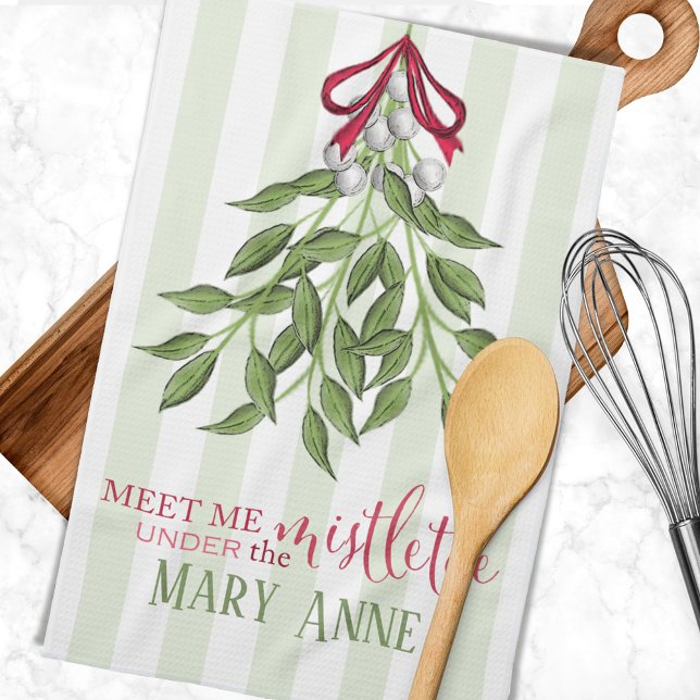 Weihnachtsfeiertag Niedlich Whimsical Mistletoe Sp Geschirrtuch (Meet me under the mistletoe kitchen towel.)