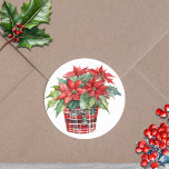 Weihnachtsfeiertag Poinsettia Pflanze Wasserfarben Runder Aufkleber<br><div class="desc">Hübscher Topf von roten Weihnachtspoinsettia Weihnachtsaufklebern mit einem rot,  schwarz und weiß kariert karierten karton Band Hintergrund.</div>