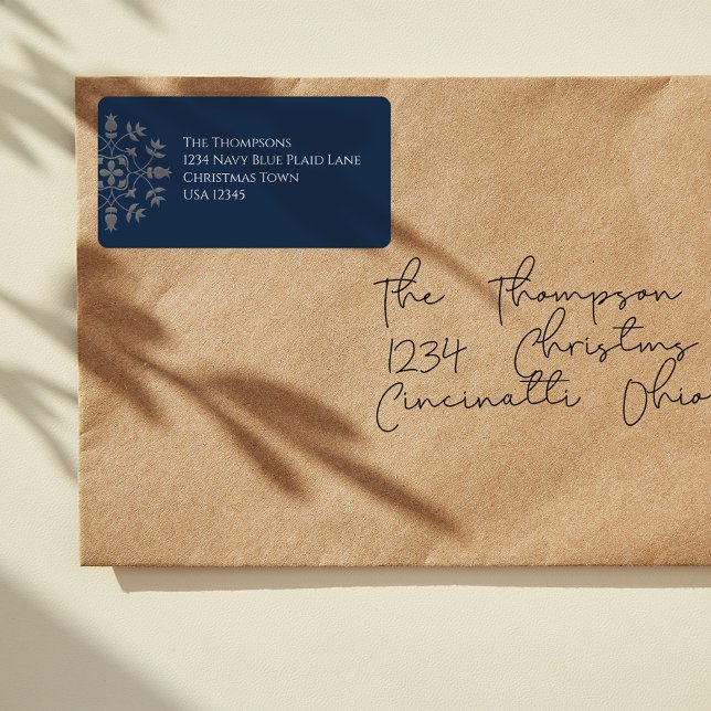 Weihnachtsfeiertag Simple Navy Blue Snowflake Adressaufkleber (Christmas elegant silver snowflake design return address label. )