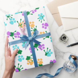 Weihnachtsfeiertage grüner Handdruck und Pfoten Geschenkpapier