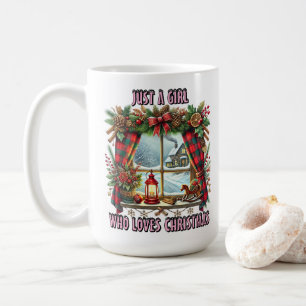 Weihnachtsfenster mit festlichen Dekorationen und  Kaffeetasse