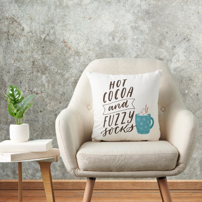 Weihnachtsfest Hot Cocoa Fuzzy Socks Typografie Kissen (Christmas Holiday Hot Cocoa Fuzzy Socks Typography Throw Pillow)