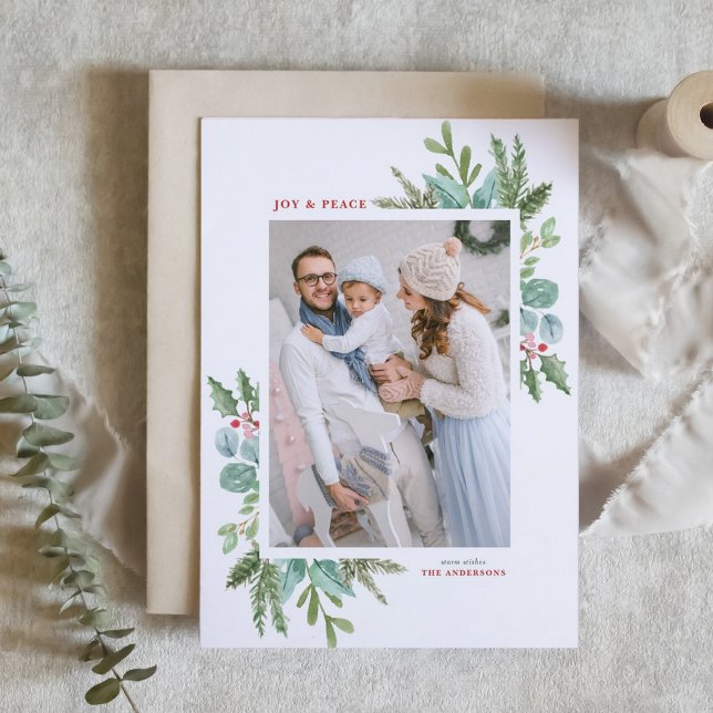 Weihnachtsfolien-Foto Feiertagskarte (Customizable photo Christmas card featuring watercolor frame of winter greenery and winterberry)
