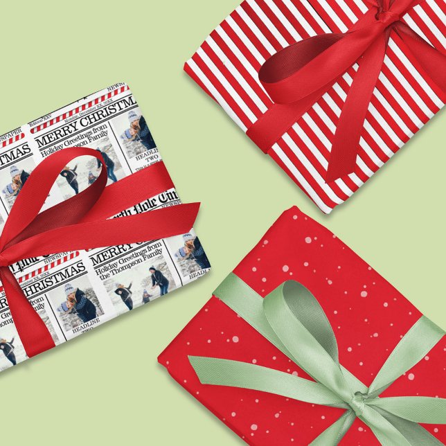 Weihnachtsfoto Collage Holiday Red Zeitung Geschenkpapier Set (Christmas wrapping paper customized with photo and text, Whimsical Newspaper print. )