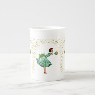 Weihnachtsfrau im Vintage-Stil bläst eine Kerze au Prozellantasse