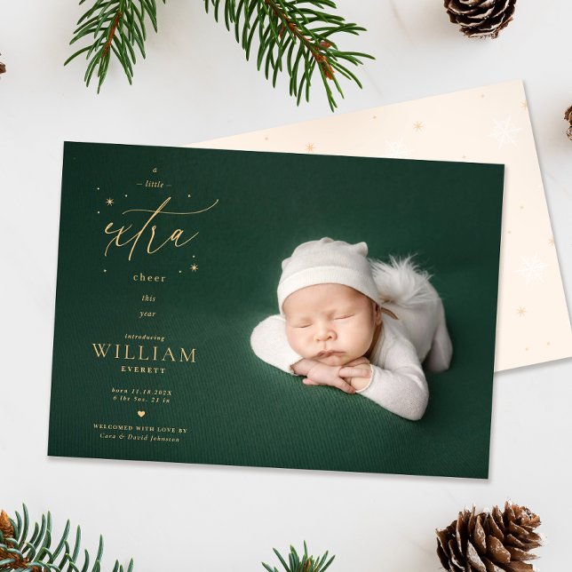 Weihnachtsgeburt Ankündigung ein wenig mehr Freude (Extra cheer Christmas Birth announcement photo card flatlay with pinecones and foliage)