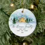 Weihnachtsgeschenk für Familien Keramik Ornament<br><div class="desc">Unser erstes Weihnachten in unserem neuen Zuhause Ornament GeschenkPersonalisiert mit Ihrem eigenen Namen,  Event und Jahr!</div>