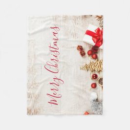 Weihnachtsgeschenkartikel auf einem rustikalen Hol Fleecedecke