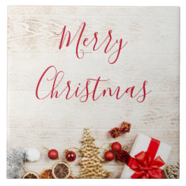 Weihnachtsgeschenkartikel auf einem rustikalen Hol Fliese