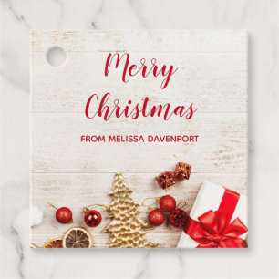Weihnachtsgeschenkartikel auf einem rustikalen Hol Geschenkanhänger