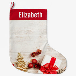 Weihnachtsgeschenkartikel auf einem rustikalen Hol Großer Weihnachtsstrumpf