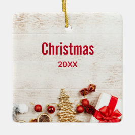 Weihnachtsgeschenkartikel auf einem rustikalen Hol Keramikornament