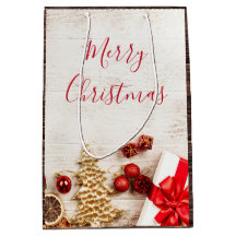 Weihnachtsgeschenkartikel auf einem rustikalen Hol