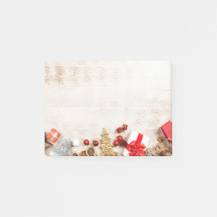 Weihnachtsgeschenkartikel auf einem rustikalen Hol Post-it Klebezettel