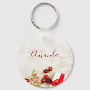 Weihnachtsgeschenkartikel auf einem rustikalen Hol Schlüsselanhänger