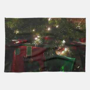 Weihnachtsgeschenke unter dem Weihnachtsbaum Handtuch