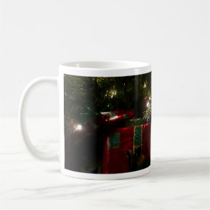 Weihnachtsgeschenke unter dem Weihnachtsbaum Kaffeetasse