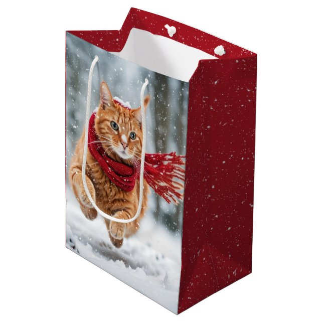 Weihnachtsginger-Katze in Schneeflocken Mittlere Geschenktüte (Vorderseite Schrägansicht)