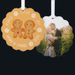 Weihnachtsgingerbrot Couple Foto Schneeflocken Nie Ornament Karte<br><div class="desc">Ein Weihnachtsdesign: ein Paar niedlicher Fingerbrettfiguren - ein Lebkuchenmann und eine Frau - mit Händen, auf hellbraunem Hintergrund, umgeben von gewölbten Texten mit weißen Schneeflocken zwischen den Wörtern. Die Nachricht oben ist Peace Liebe Joy, unten ist der Name und das Jahr. Auf der Rückseite ist ein Platzhalter-Foto von ein paar...</div>