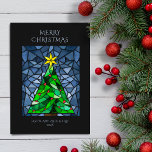 Weihnachtsglas Feiertagskarte<br><div class="desc">Diese wunderschönen 5" x 7" flachen Weihnachtskarten sind mit einem handgemachten, farbigen Glas in Aquarellfarbe ausgestattet, das einen Weihnachtsbaum mit einem goldenen Stern mit roten Ornamenten und einem Hintergrund in Blautönen aufweist. Der bearbeitbare Gruß ist "Frohe Weihnachten". Der Rücken hat die bearbeitbare Botschaft: "Wünschen Sie Ihnen Frieden, Liebe und Freude...</div>