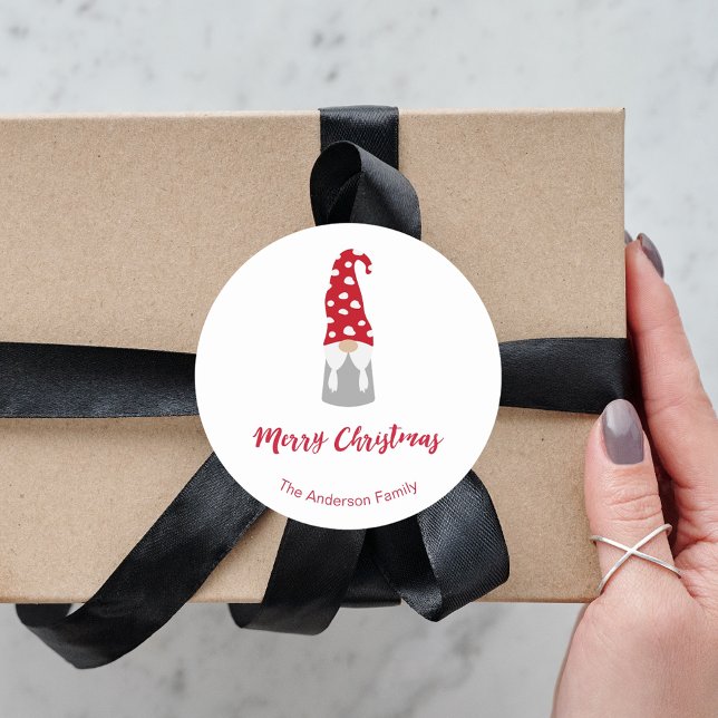 Weihnachtsgnom, rot, Familienname niedlich Runder Aufkleber (Von Creator hochgeladen)