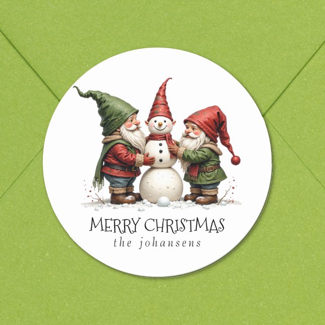 Weihnachtsgnome Schneemann Frohe Weihnachten Aufkl Runder Aufkleber (Merry Christmas! Gnomes building a snowman. Personalize.)
