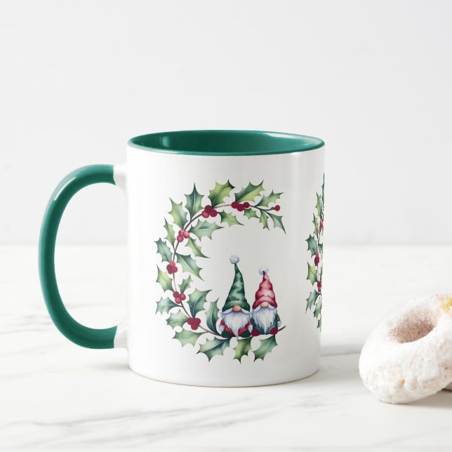 Weihnachtsgnomes auf Holly Berry Twig Tasse (Mit Donut)