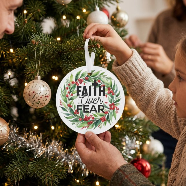 Weihnachtsgrün ''A Child'Weihnachtskranz Keramik Ornament (Von Creator hochgeladen)