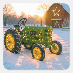 Weihnachtsgrüner Vintage-Traktor mit roter Scheune Quadratischer Aufkleber