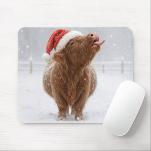 Weihnachtshochlandkuh fängt Schneeflocken Mousepad