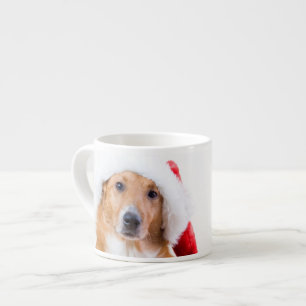 Weihnachtshund mit dem Geweih und den bunten Espressotasse