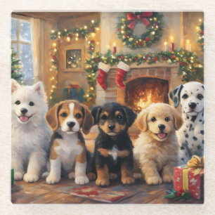 Weihnachtshunde am Kamin und geschmückter Tanne Glasuntersetzer