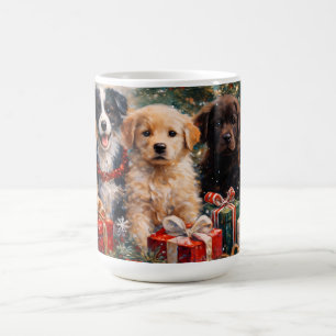 Weihnachtshunde mit Geschenken unter dem geschmück Kaffeetasse