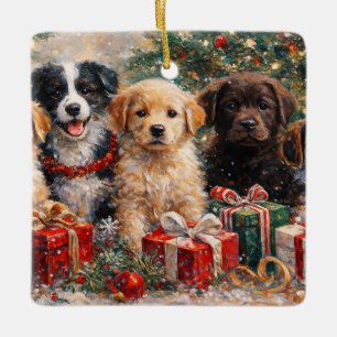 Weihnachtshunde mit Geschenken unter dem geschmück Keramikornament