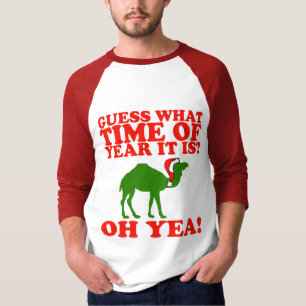 Weihnachtskamel in Weihnachtsmannmütze Raglan T-Shirt