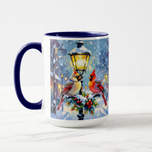 Weihnachtskardinäle und schneebedeckte Laterne Tasse