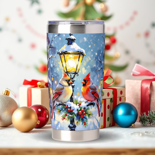 Weihnachtskardinäle und schneebedeckte Laterne Thermobecher (Von Creator hochgeladen)