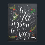Weihnachtskarte in der Saison zu fröhlich Feiertagspostkarte<br><div class="desc">Chalkboard Effekt Weihnachtspostkarte mit "Das ist die Jahreszeit,  um jolly" Stimmung und Heilige,  Beeren und Schneeflocken Akzente.  Fügen Sie Ihre eigene Nachricht auf der Rückseite ein.
Ideal für alle.  Matching Artikel mit diesem Design in meinem Shop,  wie Geschenkartikel und Grußkarten.</div>