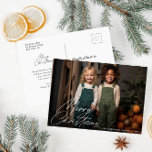 Weihnachtskarte Postkarte<br><div class="desc">Ein modernes Foto-Weihnachtskartendesign mit weißer Stilschrift. Sie können das Foto und den Text des Urlaubssymbols individuell gestalten.</div>