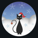 Weihnachtskatze mit Schneeflocken Runder Aufkleber<br><div class="desc">Niedliche Gothkatze in roter Weihnachtszeit und ein Weihnachtsbaum am Ende des Schwanzes mit Schneeflocken. Drücken Sie die orangefarbene Schaltfläche "Anpassen" oben,  um den Artikel anzupassen und zu personalisieren,  indem Sie einen anderen Stil wählen,  die Farbe und Größe ändern oder Ihren eigenen Text und Bilder hinzufügen.</div>