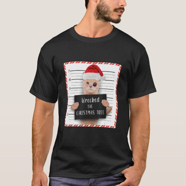 Weihnachtskatze Mugshot Wrecked the Christmas Tree T-Shirt (Vorderseite)