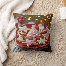 Weihnachtskekse auf einem roten Tisch Kissen
