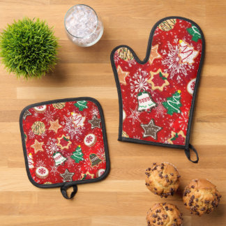 Weihnachtskekse und Schneeflocken auf Rot Ofenhandschuh & Topflappen-Set